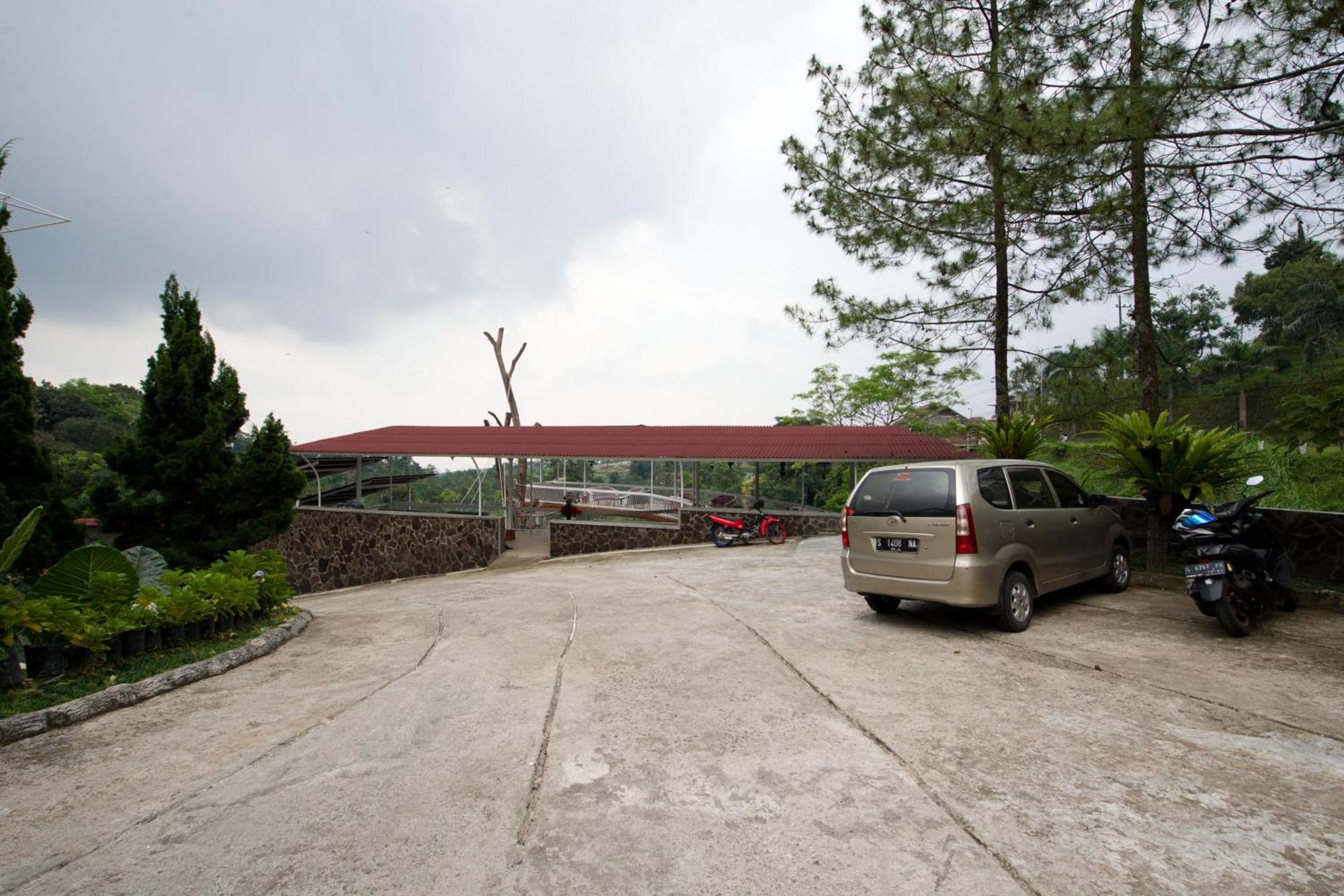 Capital O 3359 Pondok Wisata Jaden Trawas Mojokerto Екстер'єр фото